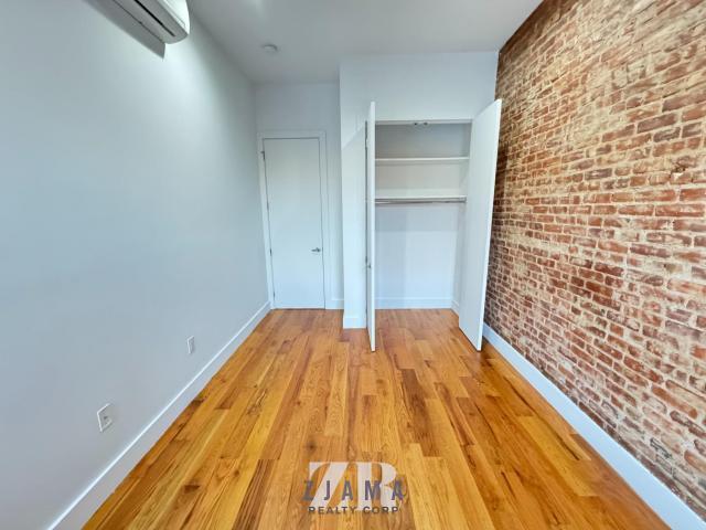 Foto del edificio - 4 bedroom in Brooklyn NY 11210