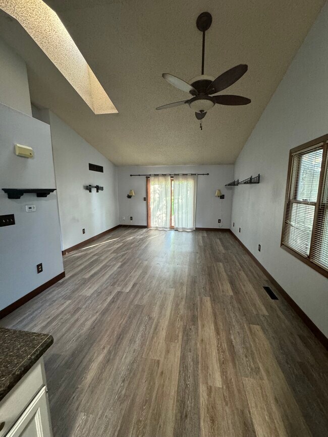 Building Photo - 2115 Plaen View Dr