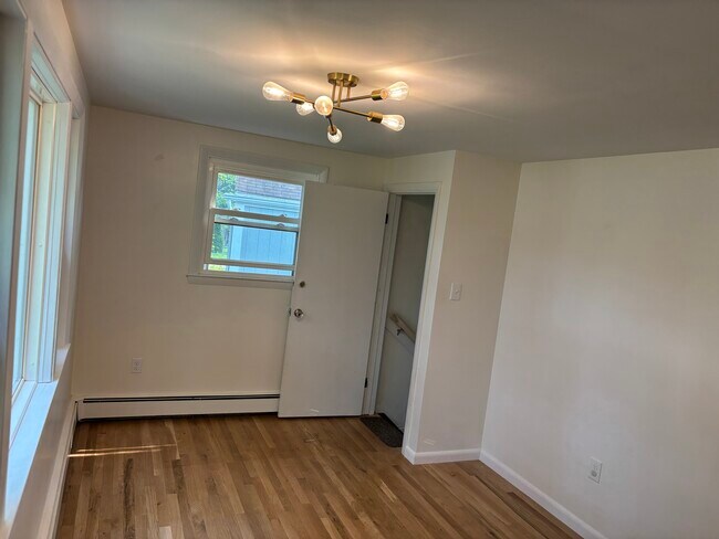 Foto del edificio - 113 Granby Rd