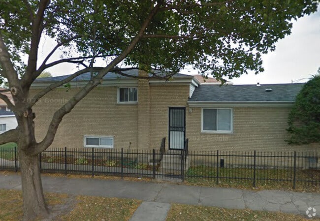 Building Photo - 500 E 95th St
