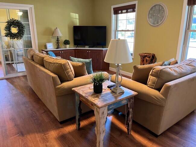Building Photo - All Utilities Included in Furnished 2 Bedroom Duplex Available August 2026 Through May 2027!