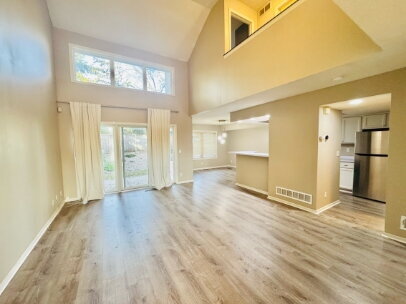 Foto principal - "Charming 2-Bed, 2-Bath Townhouse with Gleaming Hardwood Floors in Saint Anthony!"