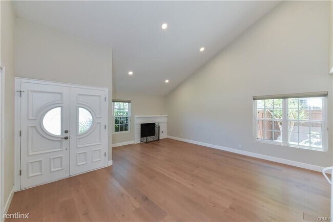 Foto del edificio - 5 br, 4 bath Townhome - 132 E Yale Loop # 19