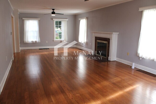 Building Photo - 5 Bedroom, 4 Bathroom Historic Tacoma Home