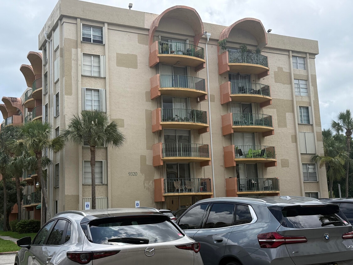 Building Photo - 9320 Fontainebleau Blvd