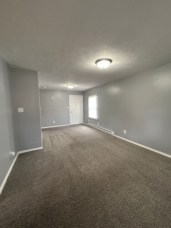 Foto del edificio - Freshly Painted Spacious 3 Bedroom / 2 Bat...