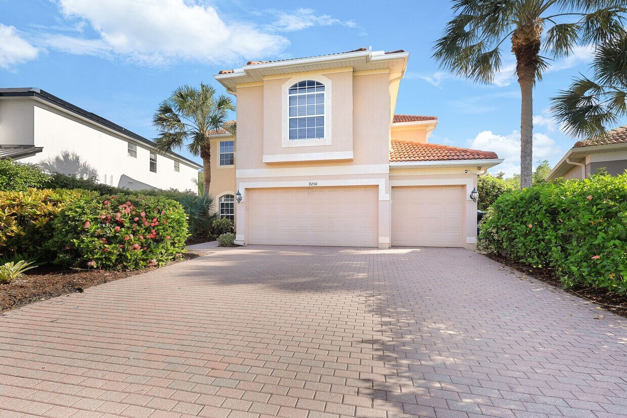 Foto principal - 9250 Estero River Cir