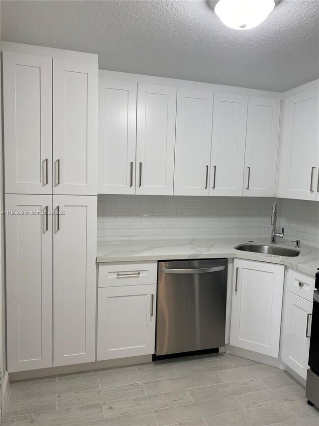 Foto del edificio - 3245 Virginia St