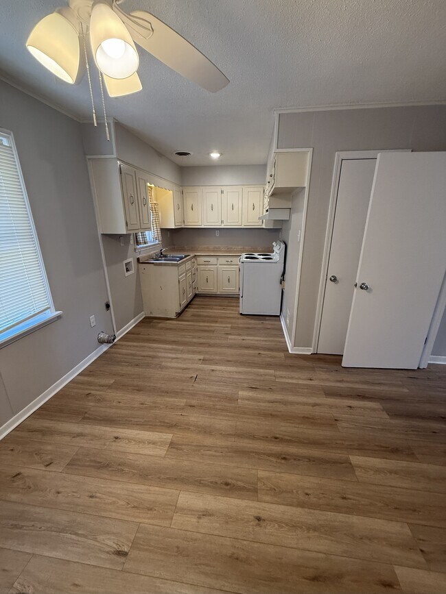 Foto del edificio - 8230 Elmbrook Dr