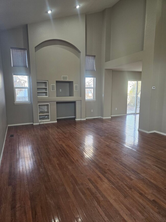 Building Photo - 4 Bedroom 4 Bathroom in the Clover Creek N...