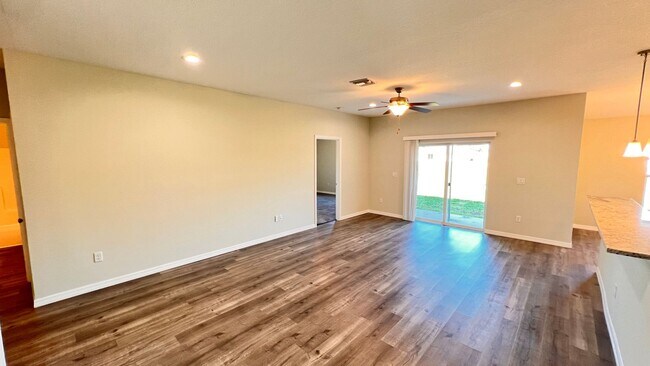 Foto del edificio - DISCOVER THE BEAUTIFUL 2 Bd/2Ba Duplex in Sebring!!