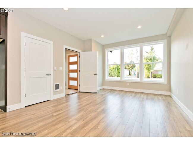 sala de estar/entrada - 2834 NE Killingsworth St