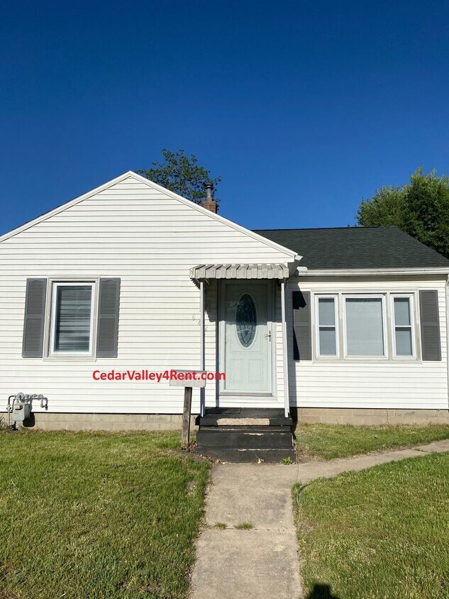 Primary Photo - 2 Bedroom 1 Bath Home with 2 single stall ...