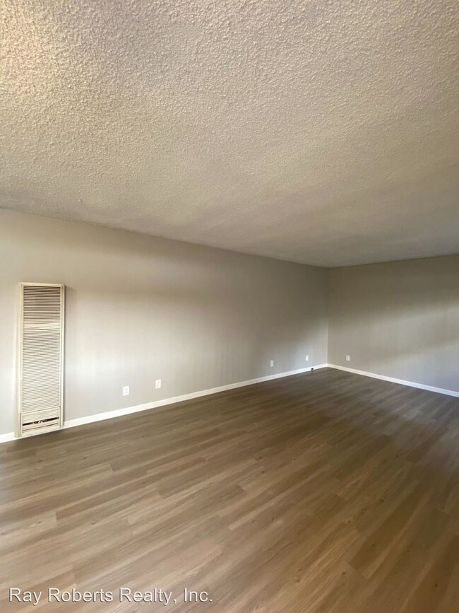 Foto del edificio - 7348 Milton Ave