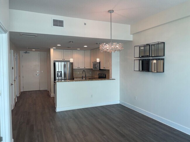 Building Photo - Beautiful Downtown Condo