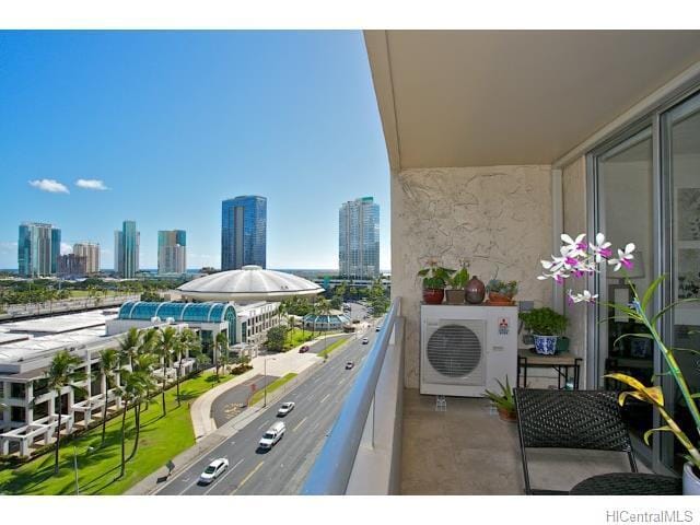 Foto del edificio - Roya Court Furnished 1 bed, 1 ba, 1 parkin...
