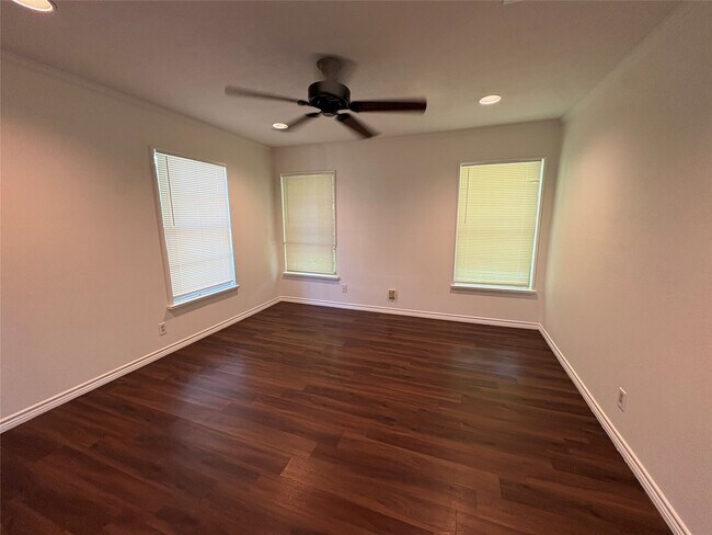 Foto del edificio - 5422 Timber Creek Dr
