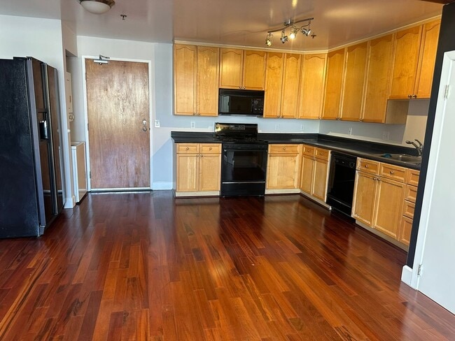 Building Photo - Large Loft Style Condo