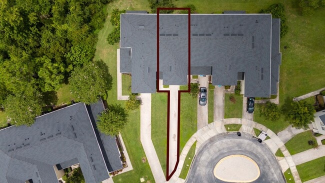 Foto del edificio - Town House 3 Bedroom and /2.5 Bathrooms. At Lee Vista area gated Community.