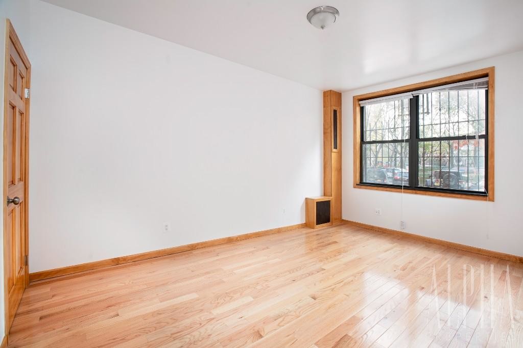 Primary Photo - 321 E 108th St