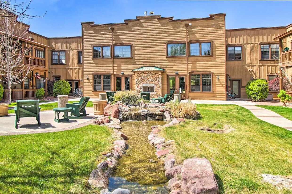 2405 Quarter Horse Trl Unit 235, Overgaard, AZ 85933 Condo for Rent