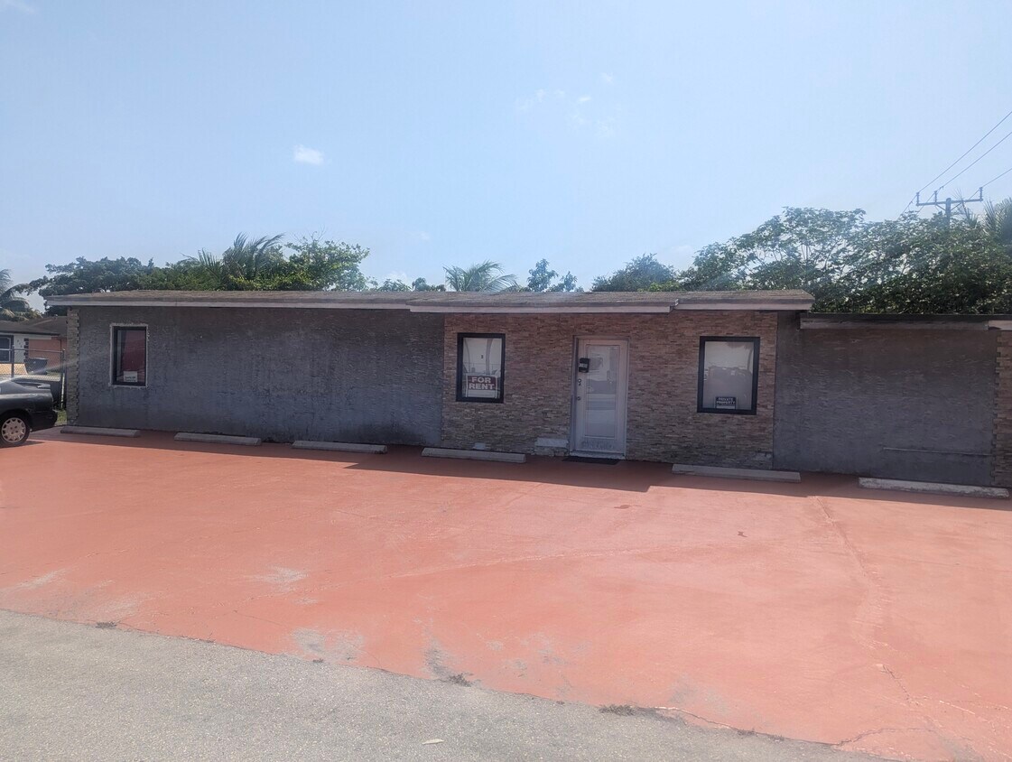 Foto principal - 17900 NW 2nd Ave