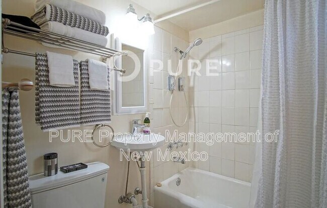 Foto del edificio - 404 Dartmouth Dr NE
