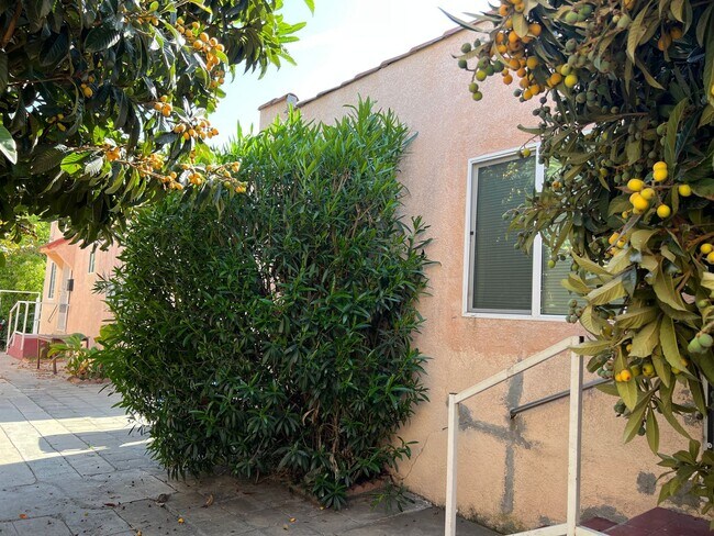 Foto del edificio - 5223 De Longpre Ave