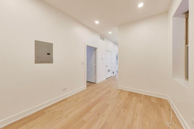 Building Photo - 1908 W 48th St