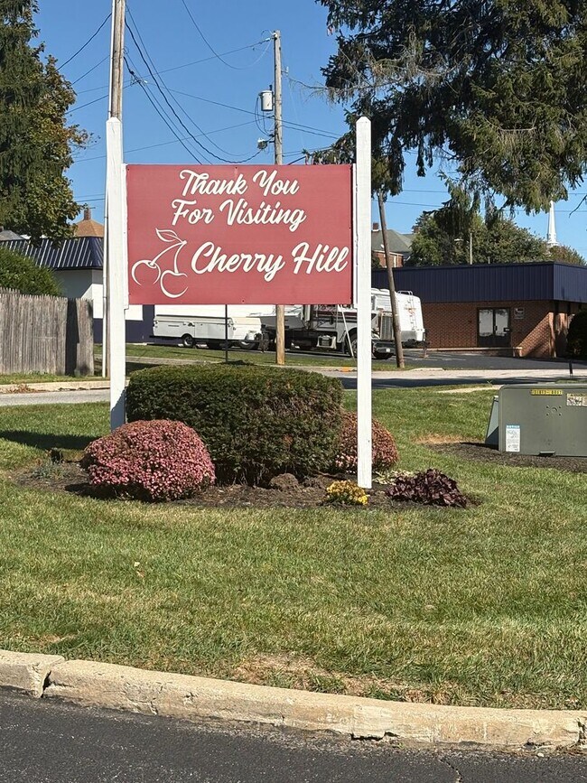 Building Photo - 3 Bedroom/1.5 Bath End Unit, Parking-Cherr...