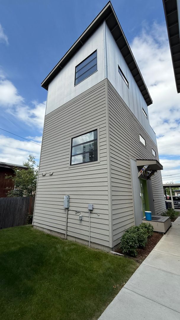 Building Photo - Upscale Furnished 2BR Townhouse in Downtow...