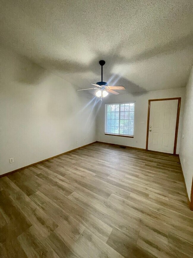 Foto del edificio - Remodeled Derby Duplex!