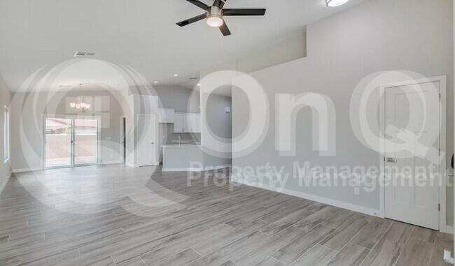 Foto del edificio - 15280 S Amado Blvd