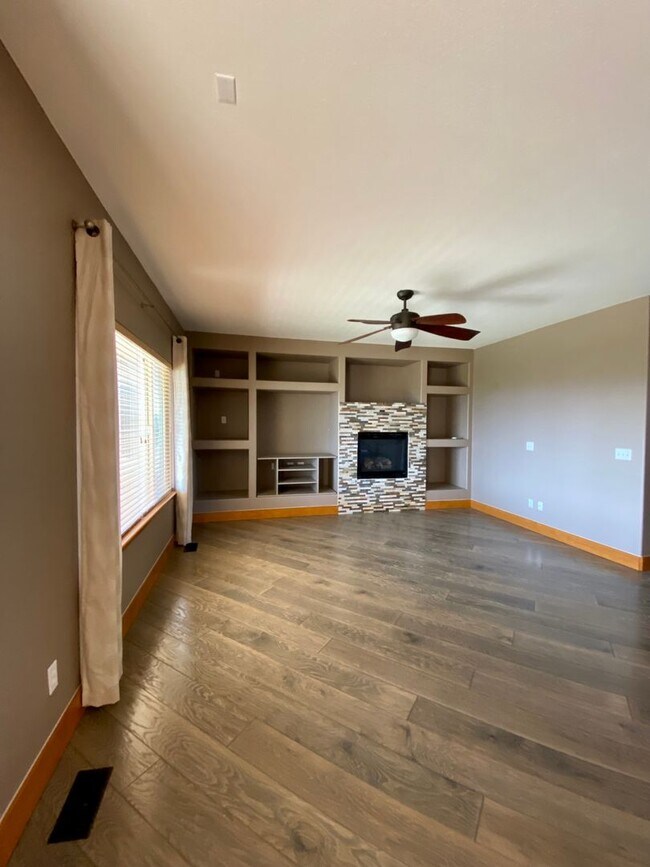 Foto del edificio - Immaculate 4 bed 3.5 Bath with Mountain Views and Unique Amenities!  Pet Friendly! Desirable 80922!