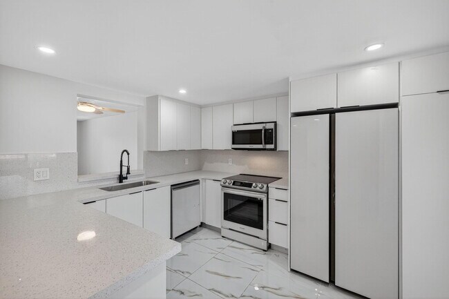 Foto del edificio - 14375 Strathmore Ln