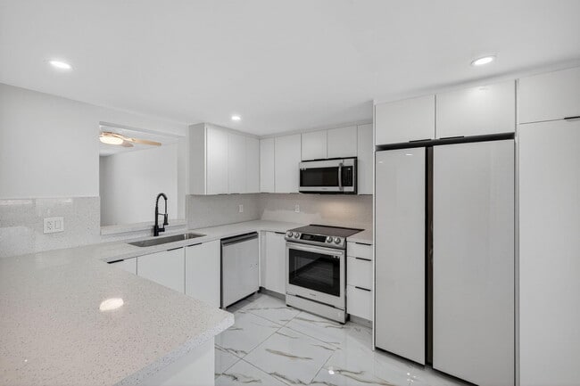 Building Photo - 14375 Strathmore Ln