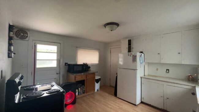 Foto del edificio - SPACIOUS 4 BEDROOM HOME READY TO WELCOME YOU