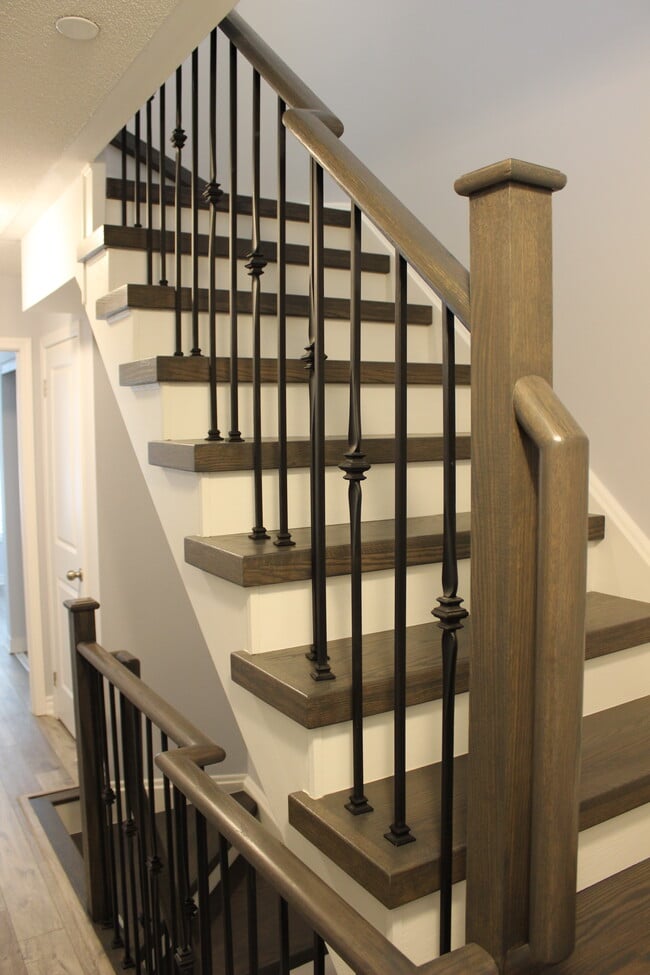 Building Photo - Executive Townhouse w/ Beautiful Upgrades