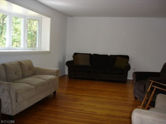 Building Photo - 52 Hillview Rd