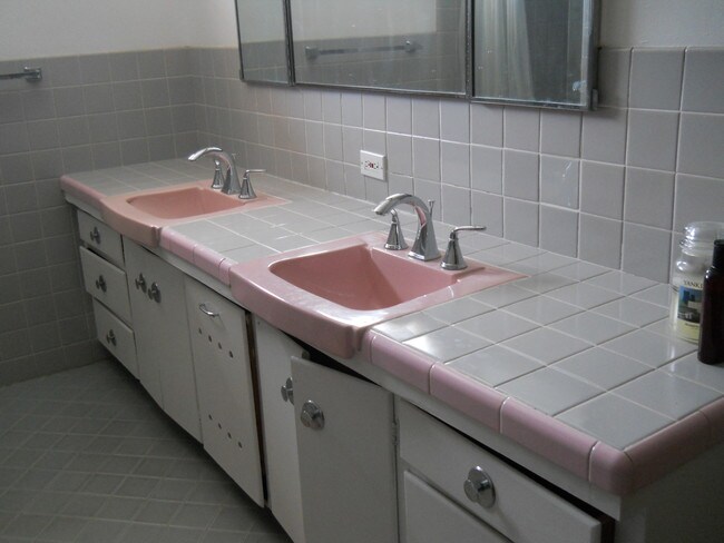 2 sink vanity - 913 Greenwood Rd