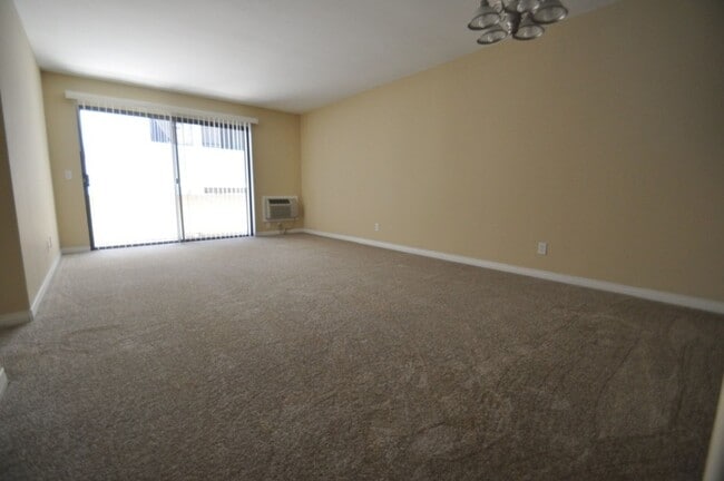 Building Photo - 2 Bedroom 2 Bath Condo with Pool and Priva...