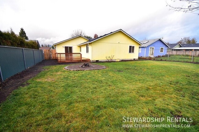 Building Photo - 5051 Forsythia St