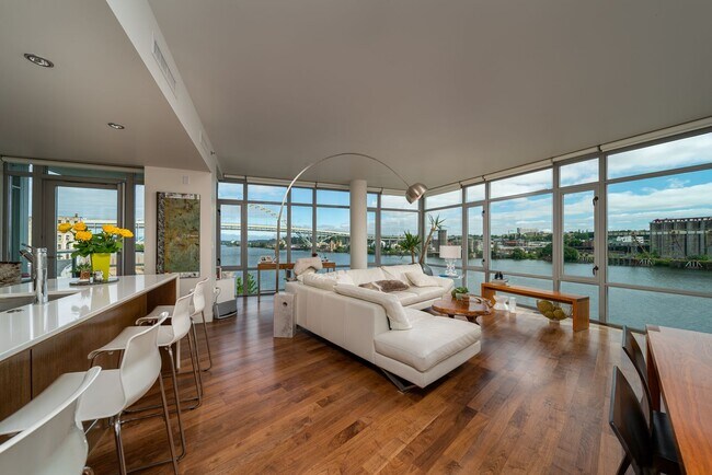 Foto del edificio - FULLY FURNISHED Waterfront Pearl Condo w/most utilities/2 parking spaces/most utilities