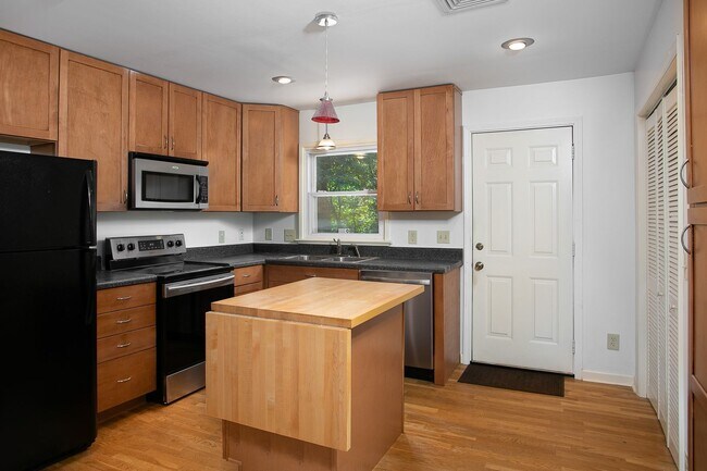 Foto del edificio - Spacious 1 Bedroom Duplex close to UNC Campus - Updated, Pet Friendly, Private Wooded Lot!