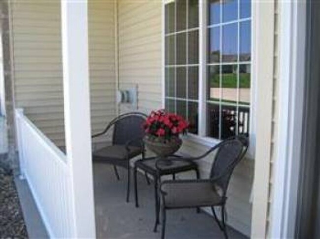 Building Photo - Wonderful 2 Bedroom Townhome in a Great No...