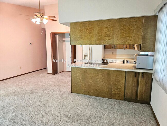 Building Photo - Great 2 bedroom 1.5 bath Duplex on the Red...