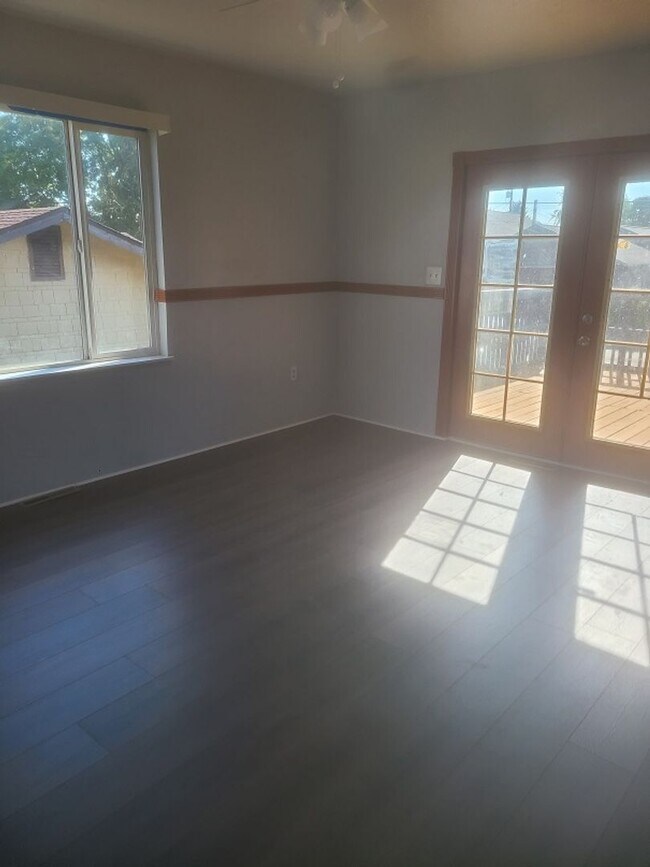 Foto del edificio - 1415 W Second St