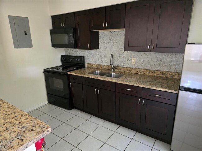 Building Photo - 813 W Las Olas Blvd