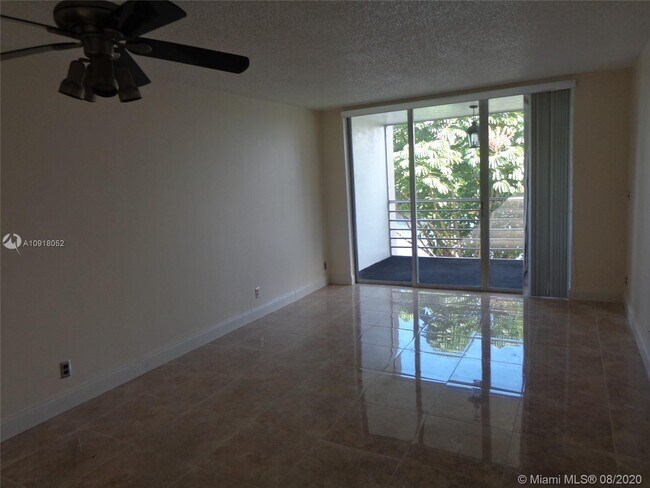 Building Photo - 9450 Poinciana Pl