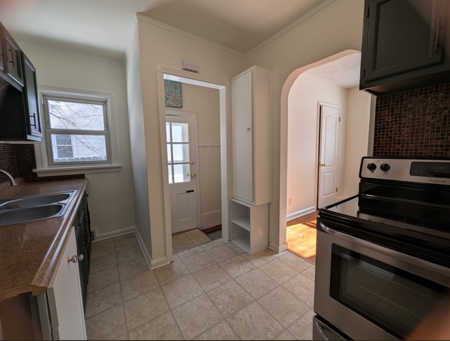 Building Photo - 411 E School St